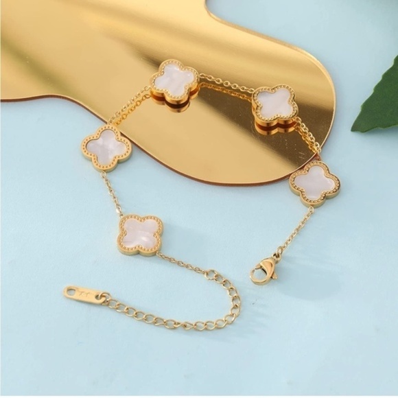 Gold 18k Gold Plated Titanium Clover Charm Bracelet - Picture 1 of 3